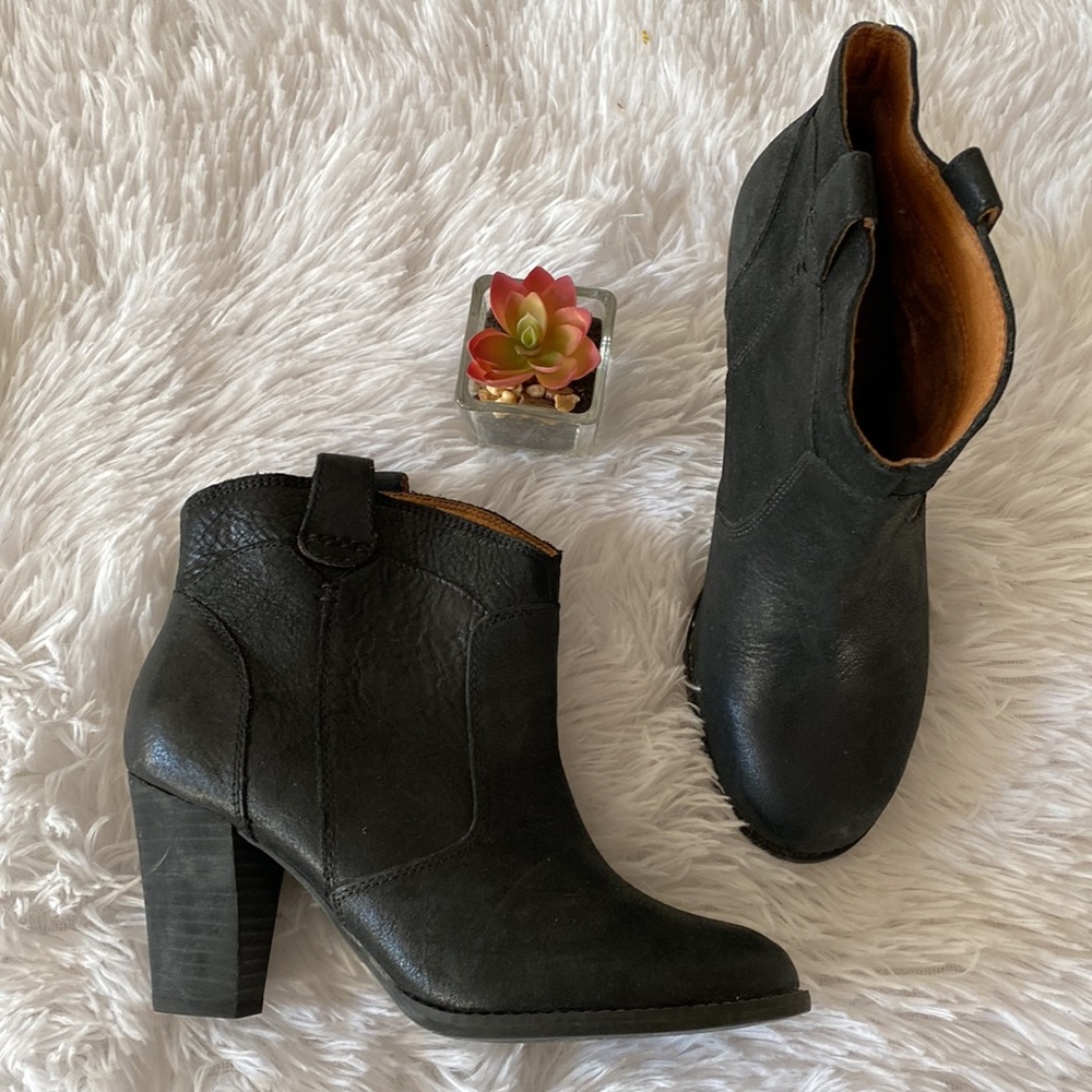 CLARKS | Artisan Black Leather Western Style heel ankle boots women’s 7